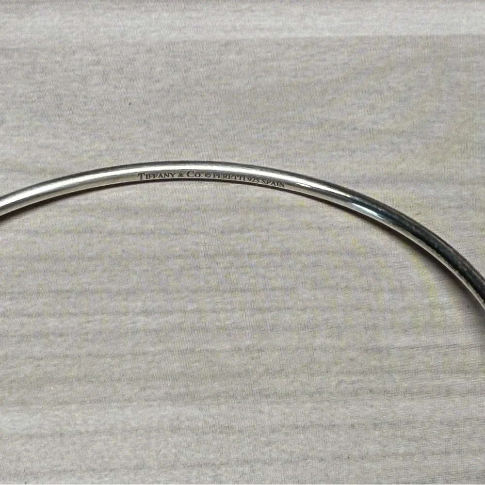 Tiffany & Co. 9.25 S. Silver teardrop Bangle Bracelet - Picture 3 of 6